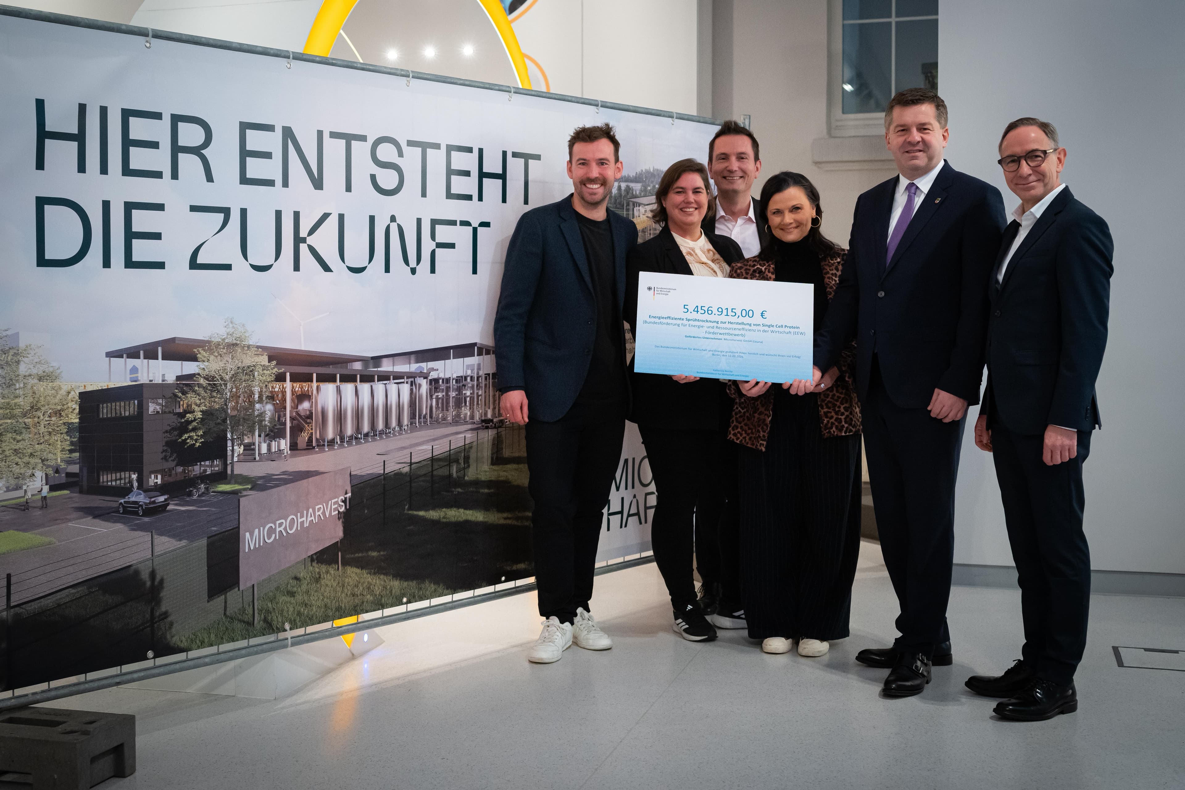 MicroHarvest's COO and CEO, Jonathan Roberz and Kate Bekers, with Gitta COnnemann (Parliamentary State Secretary at the Federal Ministry for Economic Affairs and Energy), Sven Schulze (Minister-President of Saxony-Anhalt) and other officials