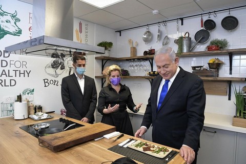 Israeli PM Benjamin Netanyahu tasting cultivated meat